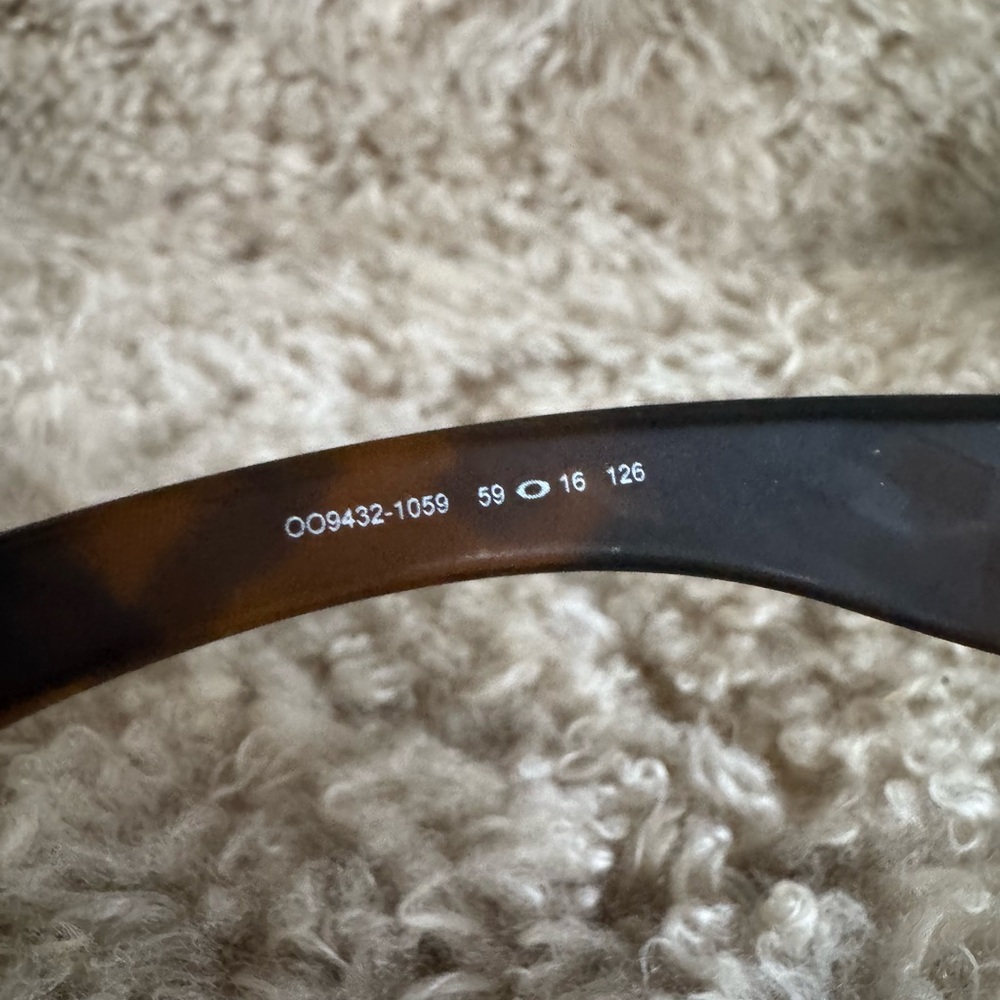 Oakley Sunglasses with Gold Lenses - Picture 8 of 8